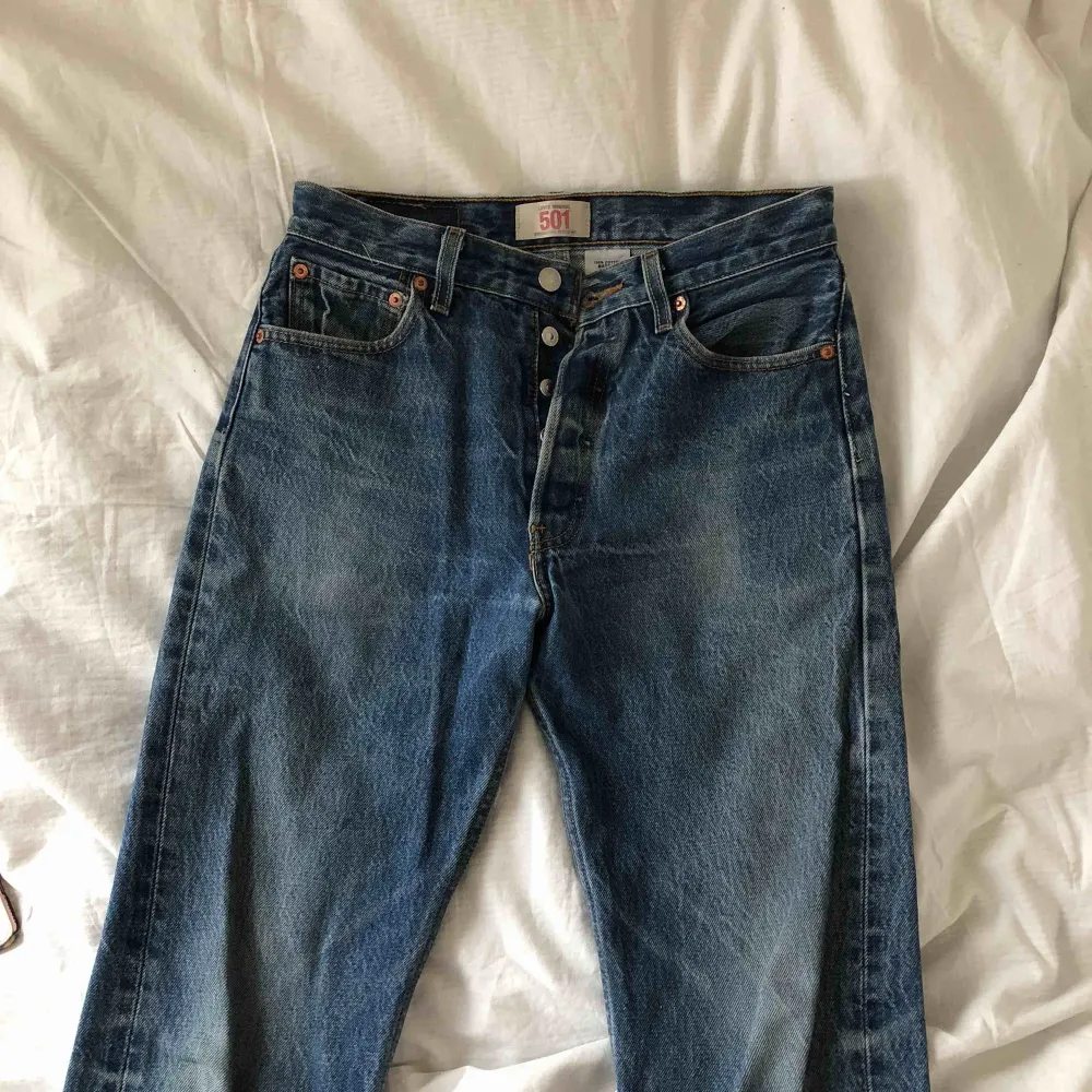 Jättefina jeans i mycket fint skick! Passar en normal 26:a :) . Jeans & Byxor.