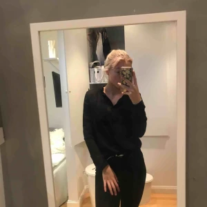  - Mesh-skjorta med detaljer på krage. Kan mötas upp eller frakta