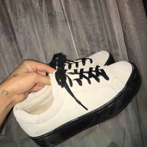  - Använda 2 gånger. Sammets skor ( kan vara svårt att se på bild), Nypris 1000. 💓