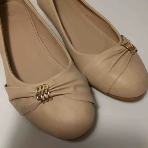  - Beiga ballerinor med liten klack. Frakt tillkommer