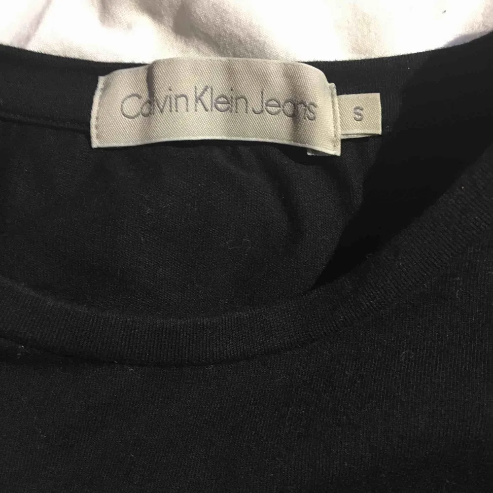 Äkta svart Calvin Klein T-shirt. Använd ett fåtal gånger, säljer för att jag inte använder den. Storlek S, men passar mer som XS. Frakt ingår!!. T-shirts.