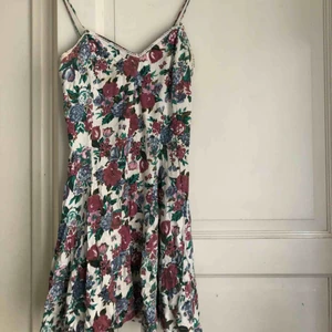  - En söt, vacker och somrig klänning