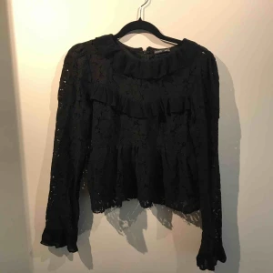  - Säljer en spets blus från Zara i storlek L. Den är liten i storleken. Frakten är inräknat i priset