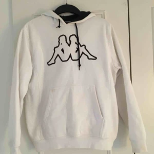  - Vit kappa hoodie i medium. Jag har tvättat tröjan så fläckarna i bilden är borta!  Pris kan diskuteras och jag kan mötas upp i Stockholm! Skriv om du har några frågor💞