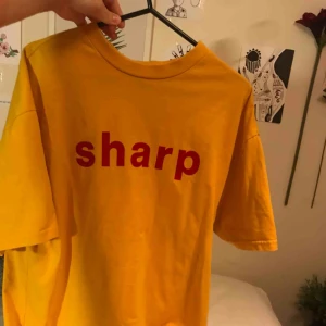  - super snygg senapsgul tröja ifrån weekday, min absoluta favorit. är dock i nöd av lite pengar just nu så väljer att sälja den :)