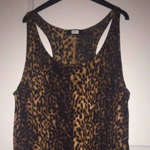  - Ett fint leopardlinne från bikbok som har aldrig använts 