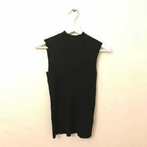  - Svart ribbad polotröja i storlek 38. Kommer från Dorothy Perkins. I fint skick. Kan hämtas i T-centralen/Skanstull eller skickas, köparen betalar frakten. 