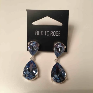  - Säljer oanvända BUD TO ROSE örhängen, nypris 500kr.  Har själv ett par likadana fast med gröna stenar, superfina och bekväma att ha på sig.  Fraktar eller möts upp i centrala Göteborg. 