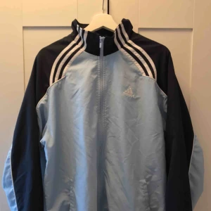  - Adidas jacka windbreaker/trackjacka, använd men i perfekt skick.
