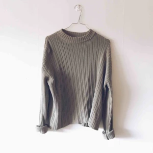  - Stickad tröja  Grön/grå