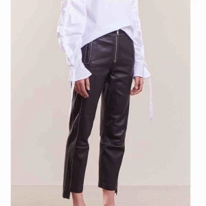  - Snyggaste skinnbyxorna någonsin, Cooper leather pant från House of Dagmar. Säljes endast pga att de töjt sig så att de nu är för stora för mig, är en storlek 36 annars och detta är en 38a. Superfint skick, sparsamt använda. Nypris 5995:-