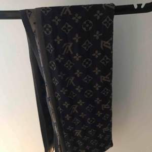 Louis Vuitton sjal, kopia! 2 olika färger beroende på sida. 150 kr inkl frakt. Bra skick, använd fåtal ggr.