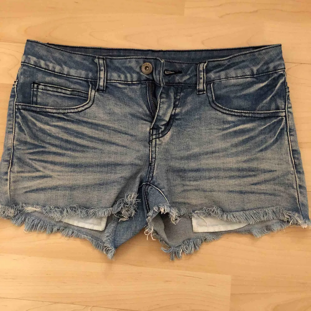 Snygga jeansshorts från Vila. Frakt tillkommer med 39 kr 🌿. Jeans & Byxor.