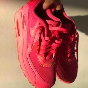 Rosa Nike Air Max 90 i stl:38.5. Använda ett fåtal ggr. Köpare står för frakt. 