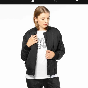  - Bomberjacka från sweet denim Storlek XS, men passar S och M bra. Använd 1 säsong, bra skick förutom knappen på ena fickan som saknas. Köpt för 899. Möts upp i Uppsala eller så betalar köparen frakt