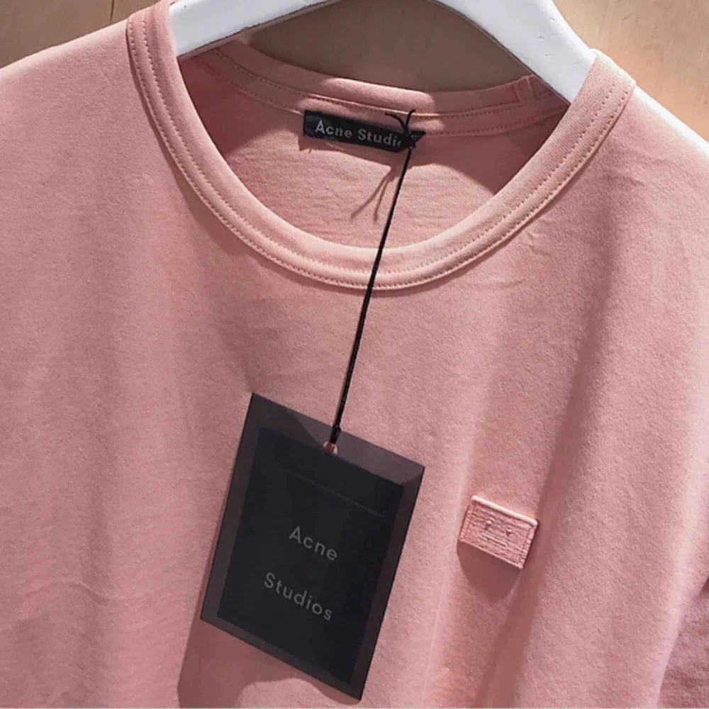 Acne studios rosa Nash face T-shirt. Köpt i Stockholm, aldrig använd bara provat på ;) Sitter precis som på första bilden.. T-shirts.