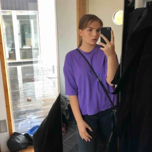  - Ett knappt använd tröja från bik bok. Är lite längre i ärmarna och har slit på båda sidorna. Möts upp eller så står köparen för frakt