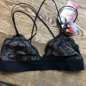  - En jätte fin bralette från magic body fashion. Säljer pågrund av för liten. Står på lappen att den är M men stretchar inte så mycket så passar nog bättre på en S. Frakten ingår