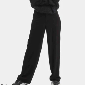  - De klassiska ”Adriana” byxorna från Bik Bok. Svarta, storlek M. Använda flera gånger. Frakt ingår i priset :)