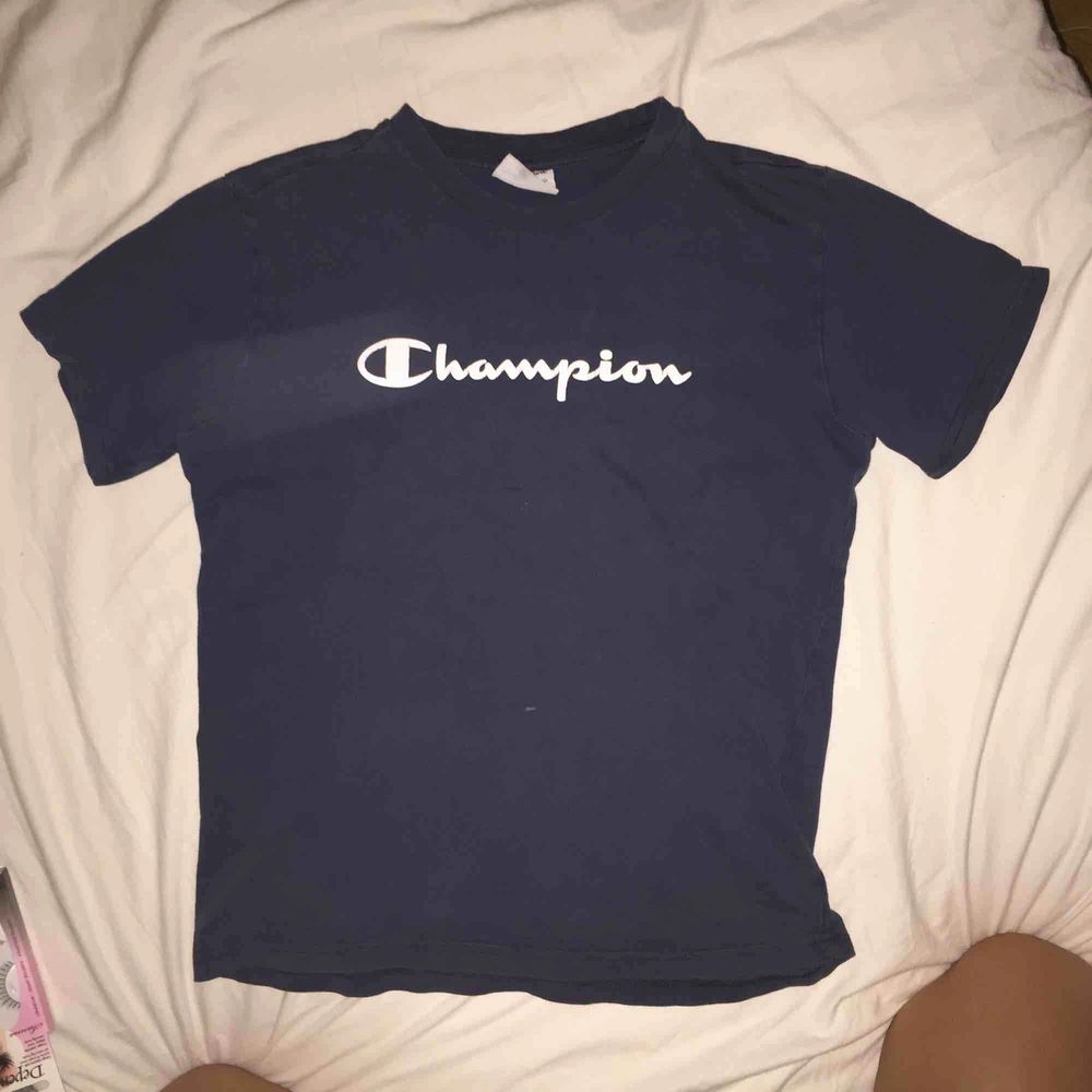 Champion tisha, strl XL barn så typ XS, kan funka på S också! . T-shirts.