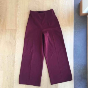  - Ett par plommonfärgade vida tygbyxor. Stretchiga och ganska korta. Köpte dessa från humana men insåg att de var alldeles för små för mig. Har själv inte använt dom någon gång. Passar någon med storlek XS. Annars är byxorna i bra skick.