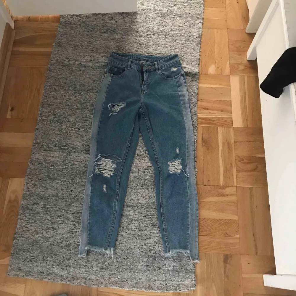 Super snygga jeans, fick dom och vet ej var dom är ifrån! Säljer pga kommer ej till användning 💜. Jeans & Byxor.