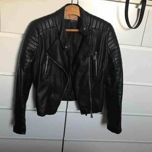 Chiquelle svart läder jacka - Jackan är i storlek 42 men är liten i storleken så skulle passa någon i storlek M Inköpt från Chiquelle för 699kr Den är använd runt 7 gånger och i väldigt fint skick