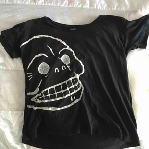  - Riktigt snygg t-shirt från Cheap Monday. Lätt i tyget och kan passa både S som M. ✨✨