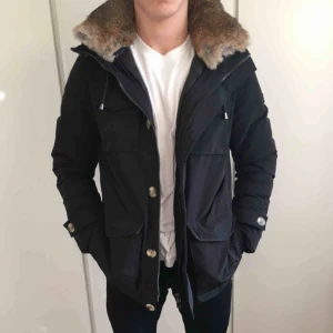  - Superfin jacka från Hetregó! Knappt använd så skicket är 10/10!  Köpt för 6000 och säljes för 3000, men priset går att diskutera.  Det är två jackor i en. Pälsen är äkta och går att ta av. 