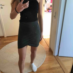  - Kjol köpt på Gina Tricot. Endast använd 1 gång. Ett resårband finns på insidan. Säljer för 20kr+ frakt