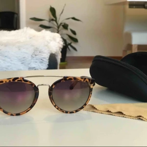  - Uv skyddande solglasögon.Använda några gånger.