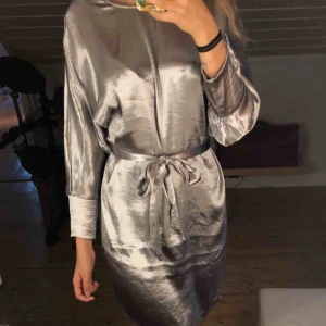  - Använt klänningen en gång, säljer pågrund av att jag ej använder den längre. I priset ingår frakt