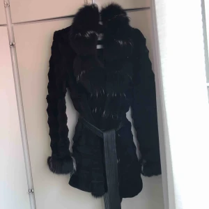  - Äkta pälsjacka tvättbjörn/rävpäls .Storlek M .. Inköpt 2016 för 8000kr. Säljs pga viktnedgång. Har fått massor med komplimanger för denna underbart fina päls.. 