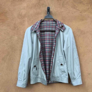  - Trevligt skick på denna vkntagejacka från England. En mindre defekt på fodret på kragen som går att åtgärda med ett par stygn om man vill, kan hämtas i Uppsala eller skickas mot fraktkostnad. Storlek 36 på lappen 