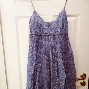  - Underbar blå/vit mönstrad klänning från Ayres. Smala justerbara axelband och täckta knappar i ryggen. Ljusblått undertyg.