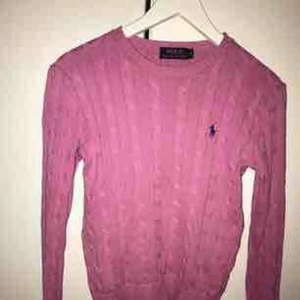 - Rosa kabelstickad från Ralph lauren. Relativt använd. Pris kan möjligtvis diskuteras. 😊 köpt för 1200kr
