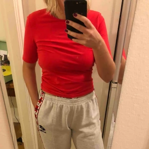  - En vanlig t-shirt i stretchmaterial, sjukt skön. Frakt ingår i priset 