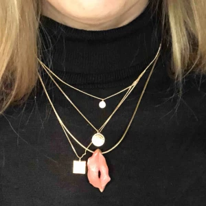  - Pussy Necklace ! Köpte det i Sydafrika på en festival. Är i plast med typ ”resor-kedja” men som ser ut som en riktig kedja. Går såklart att sätta den på en riktig kedja med.   Älskar den men blir aldrig att jag bär den. För feg!