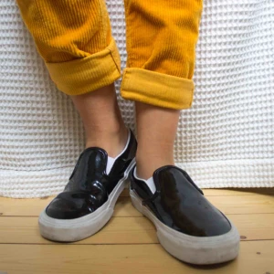  - Svarta blanka Vans i äkta skinn. De är använda några gånger så de är lite smutsiga på gummit men är annars i bra skick. Köpta i somras på Weekday.  Priset är exklusive frakt men jag kan också mötas upp i Göteborg. 