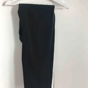  - Svart kostym byxor från zara med en vit rand längst benet. Använd ett par gånger. Sälj pga att dom inte passar mig längre vilket är synd då jag gillar dom starkt! 