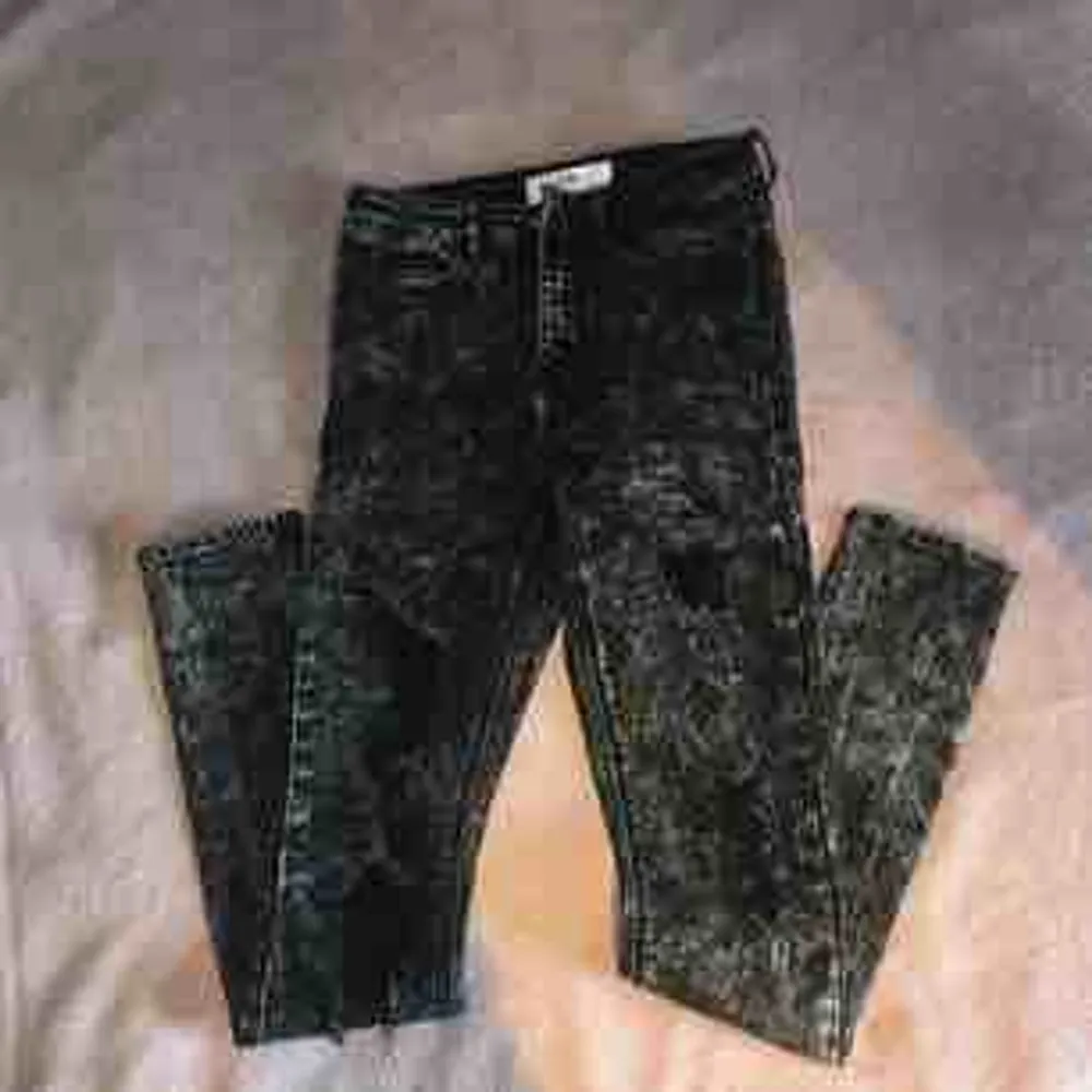Ragged Hole jeans från Madlady i storlek:xs. Nypris: 599kr. Använda fåtal gånger och är i jätte bra skick. Säljes pga att dom aldrig kommer till användning. Tar betalt via Swish. Priset kan diskuteras. Kontakta mig för fler frågor!💞. Jeans & Byxor.