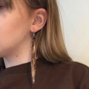  - Örhängen gjorda i ben av ko. Vet att de är köpta på marknad i Sverige av min mormors syster för några år sedan. (Frakt 9kr)