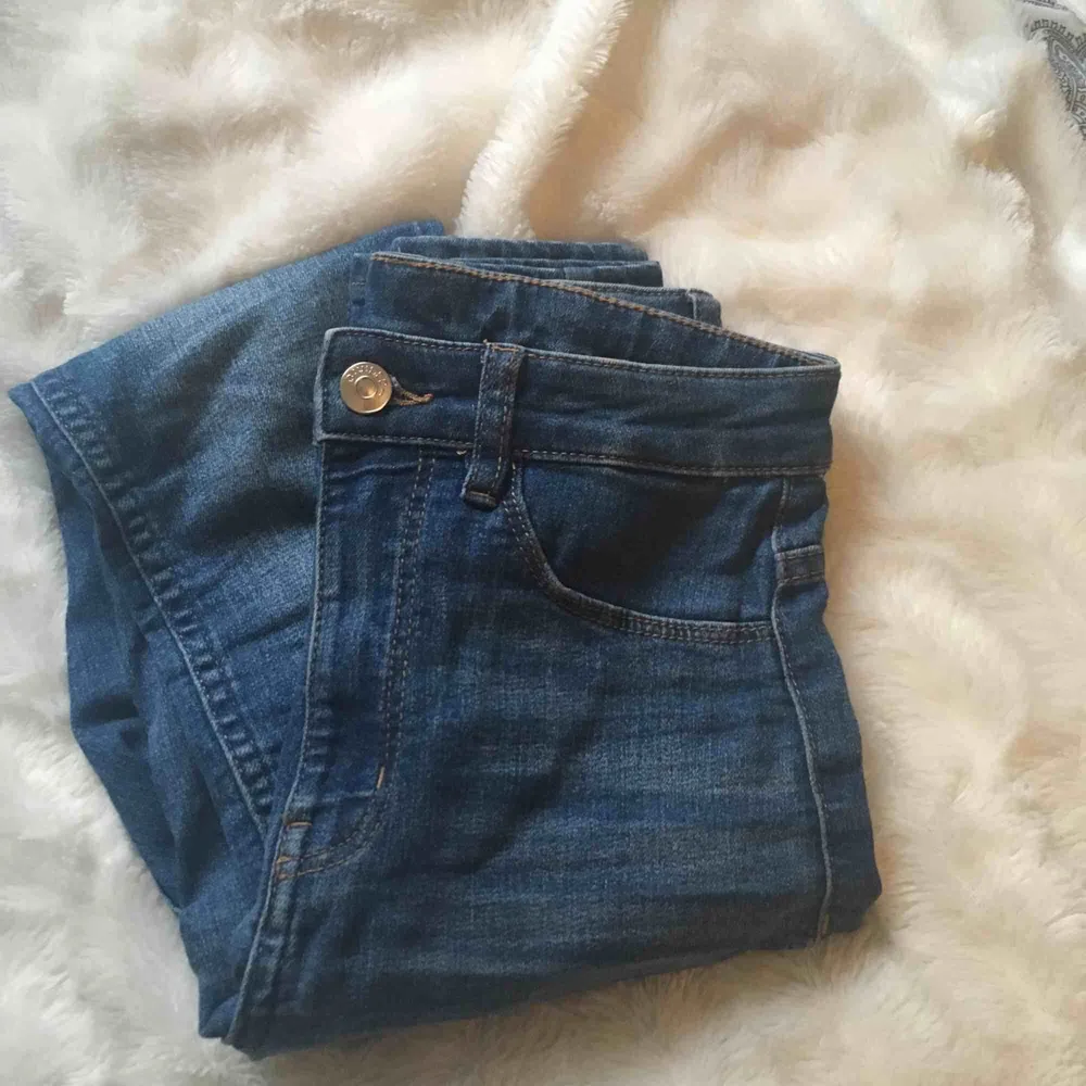Aldrig använda jeansbyxor från hm. Jättesköna och fin ljusblåa. Köparen står för frakten❤️. Jeans & Byxor.