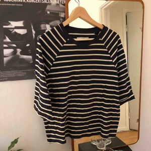  - Randig trekvartsärmad tröja från Weekday. Använd fåtal gånger, bra skick.