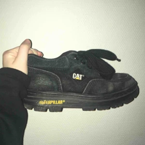  - Sköna retro chunky sneakers från CAT. Mocka. Kan skicka fler bilder på begäran! Fraktas ej. Hämtas i Sthlm 😊 150kr eller bud. 