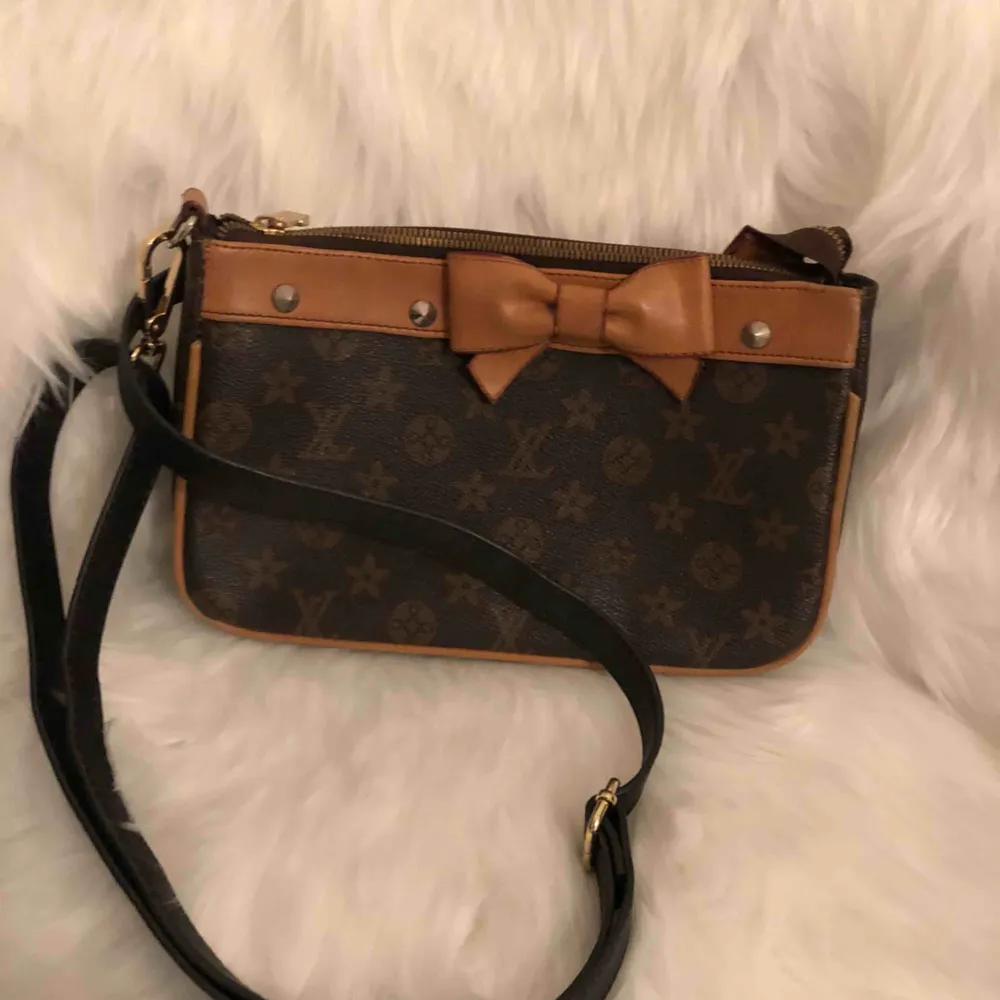 Fake Louis Vuitton handväska . Väskor.