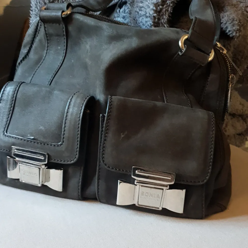 Sonia Rykiel läder väska i svart ! Använd men fin frakten så dyr pga läder väger så ej mycket göra  ! Men kan dela på frakt  Bvsa!! Kan även tänkas byta mot bra förslag . Väskor.