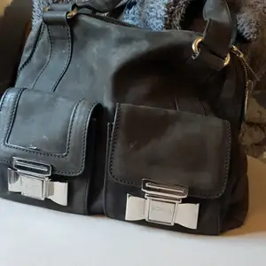 Sonia Rykiel läder väska i svart ! Använd men fin frakten så dyr pga läder väger så ej mycket göra  ! Men kan dela på frakt  Bvsa!! Kan även tänkas byta mot bra förslag 