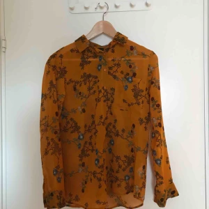  - Blus från Boohoo, endast använd en gång. Säljer eftersom den tyvärr inte passar mig. 