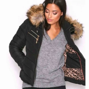  - Inköpt november 2017  Storlek XS - S Knappt använd då jag varierar bland olika jackor  Nypris ca 3500:-